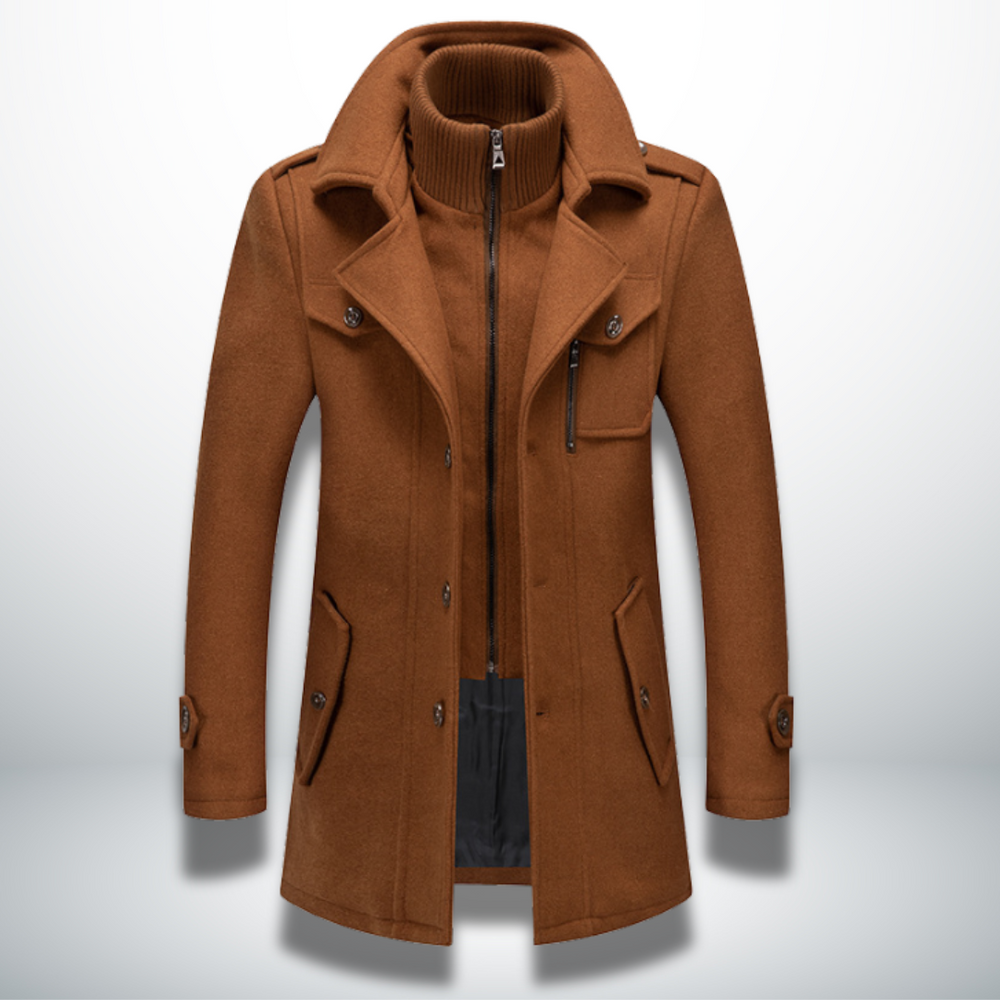 Brauner Herren-Wollmantel mit Doppelkragen, Reißverschluss, Knopfleiste und Brusttasche im smarten Casual-Stil.