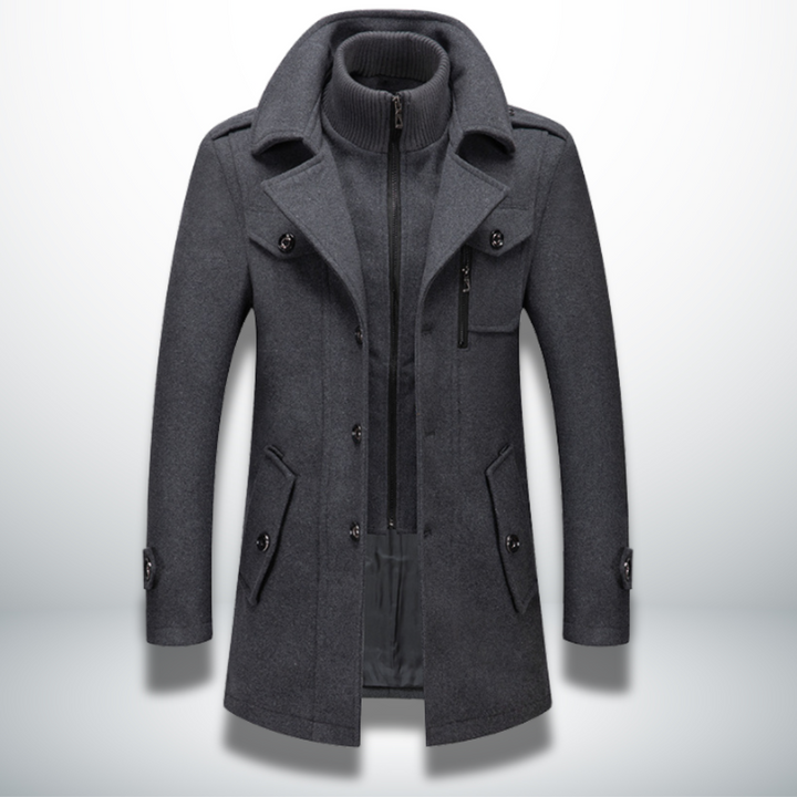 Dunkelgrauer Herren-Wollmantel mit Doppelkragen, Reißverschluss, Knopfleiste und Brusttasche im smarten Casual-Stil.