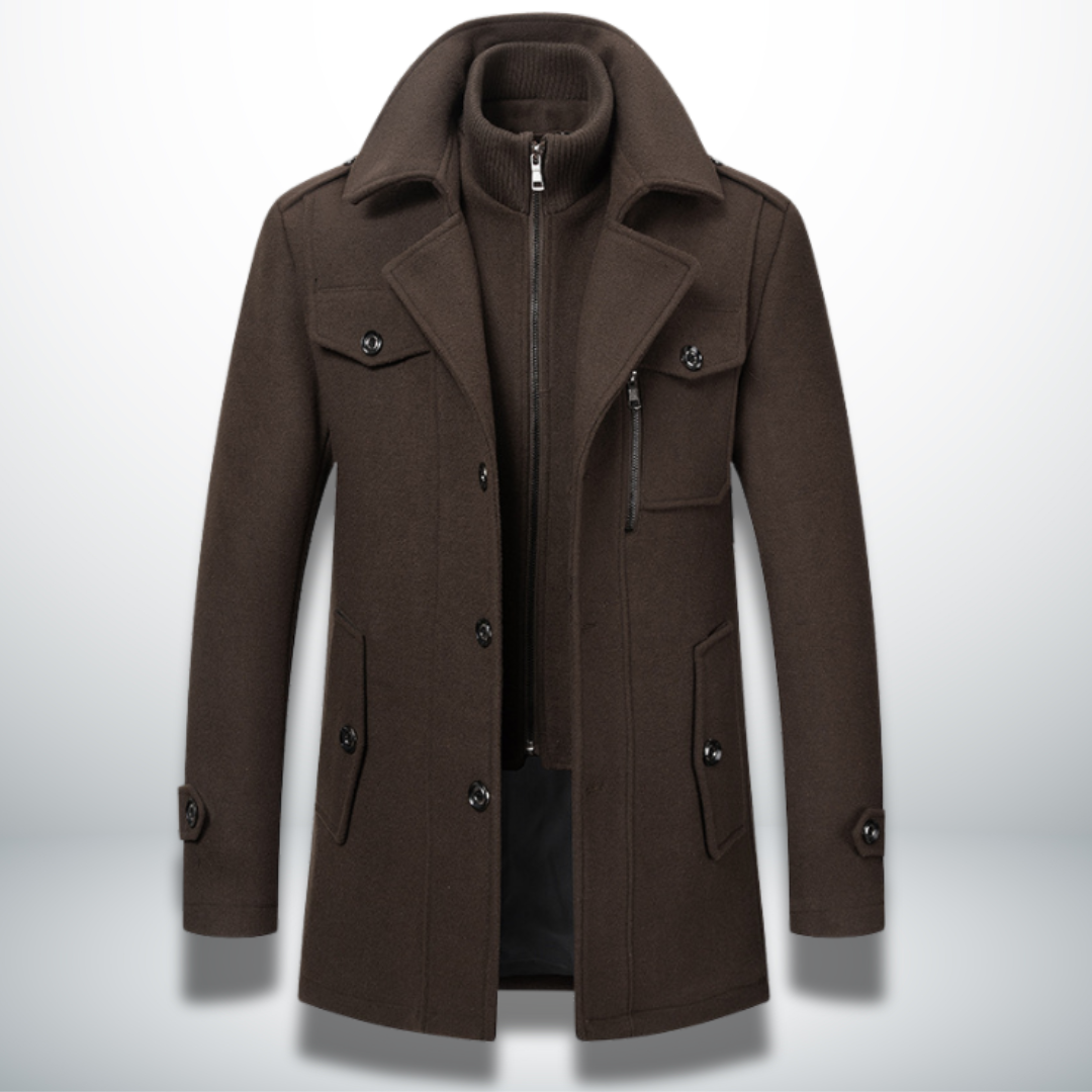 Dunkelbrauner Herren-Wollmantel mit Doppelkragen, Reißverschluss, Knopfleiste und Brusttasche im smarten Casual-Stil.