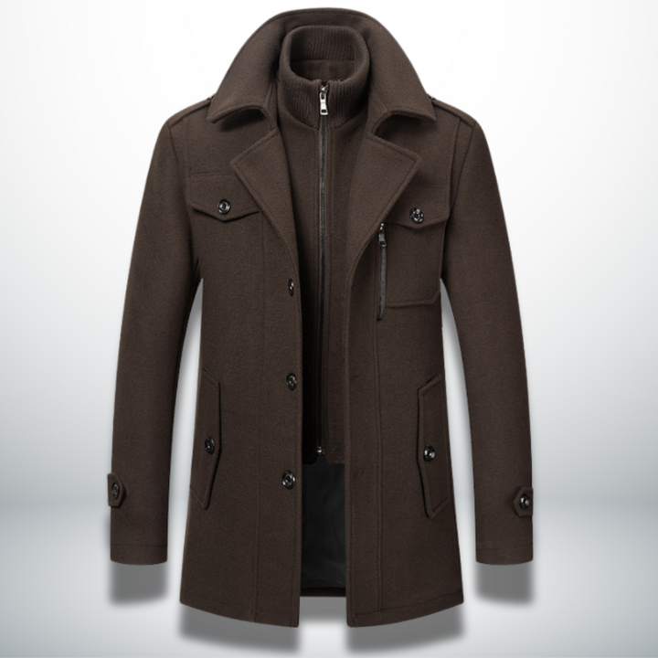 Dunkelbrauner Herren-Wollmantel mit Doppelkragen, Reißverschluss, Knopfleiste und Brusttasche im smarten Casual-Stil.