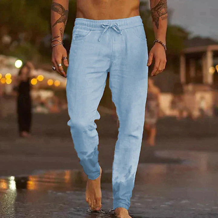 Hellblaue Herren-Leinenhose mit elastischem Kordelzugbund und lockerem Schnitt für den Sommer.
