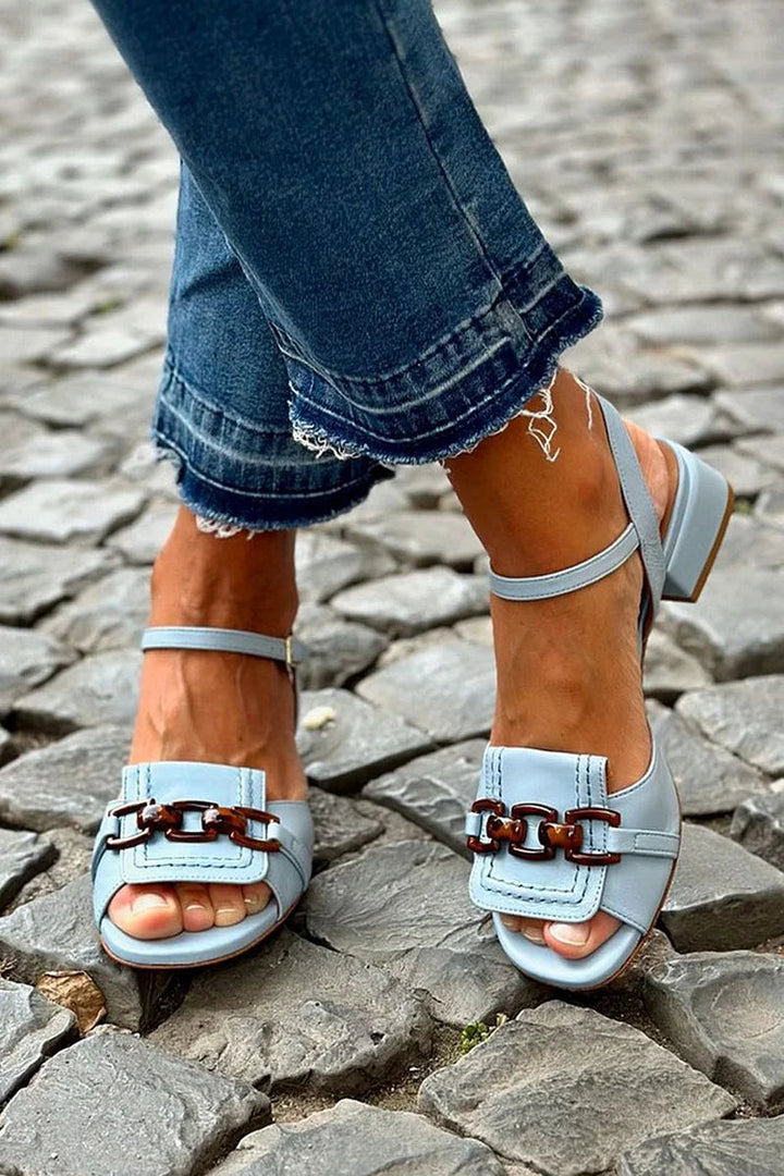 Himmelblaue Lisa Sandaletten mit Blockabsatz und braunem Kettendetail zu Jeans.