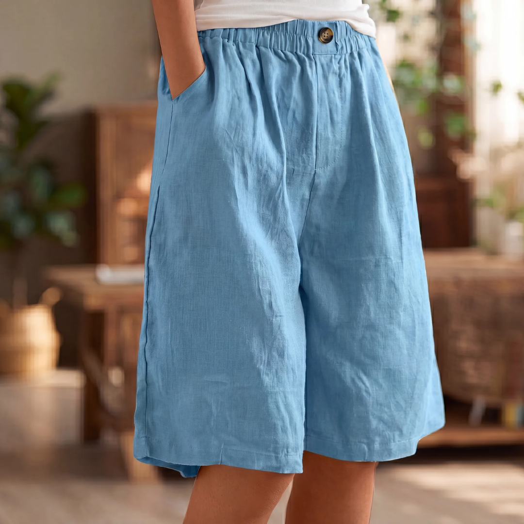 Lisa Damen kurze Leinen-Sommerhose in Hellblau mit elastischem Bund und praktischen Taschen.