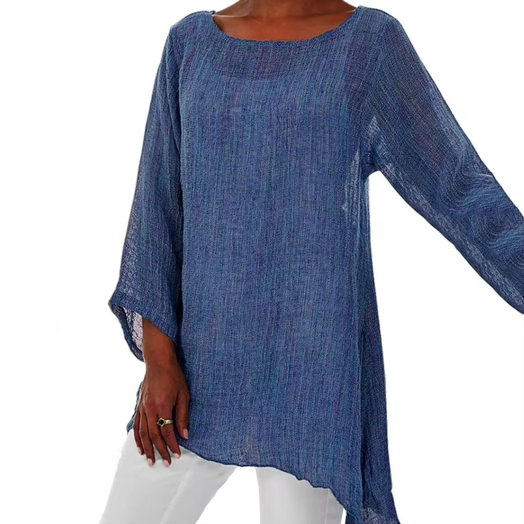 Blaue Oversized-Tunika aus leichtem Leinenstoff mit Rundhalsausschnitt, langen Ärmeln und asymmetrischem Saum.