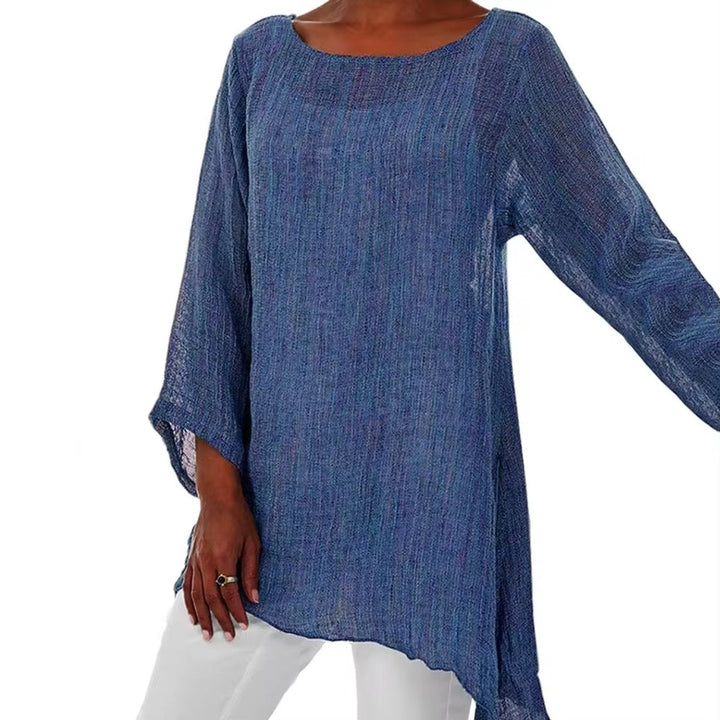 Blaue Oversized-Tunika aus leichtem Leinenstoff mit Rundhalsausschnitt, langen Ärmeln und asymmetrischem Saum.