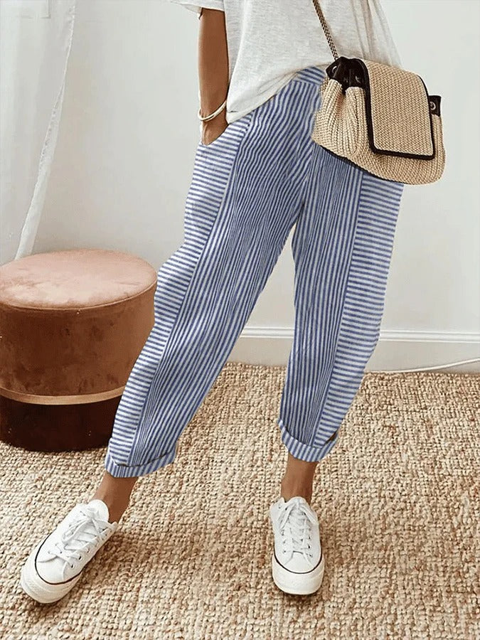 Damen Livia Hose in Blau-Weiß gestreift mit Kordelzug, lockerem Schnitt und praktischen Seitentaschen.