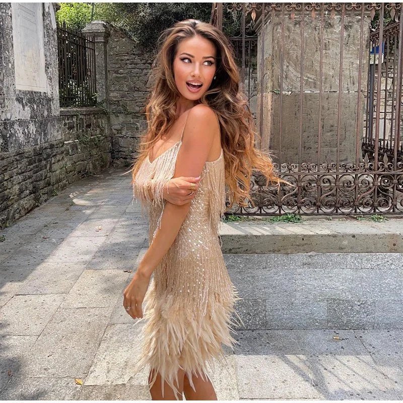 Livia Pailletten-Minikleid in Beige mit Fransen und Federn