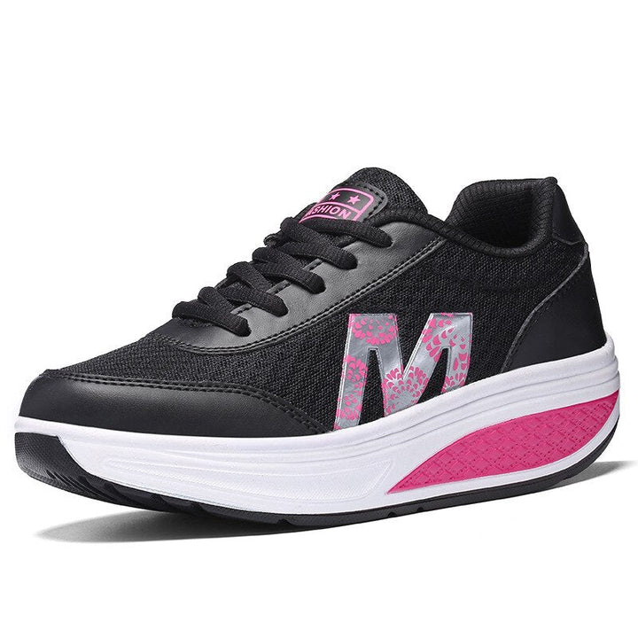Schwarzer Damen-Plateau-Sneaker aus Mesh mit weißer Sohle, pinken Akzenten und floralem M-Logo an der Seite.
