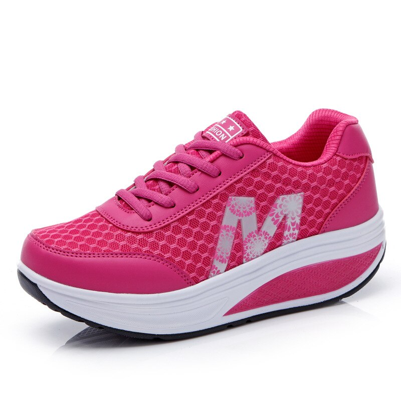 Pinker Damen-Plateau-Sneaker aus atmungsaktivem Mesh mit weißer Sohle und floralem M-Logo an der Seite.