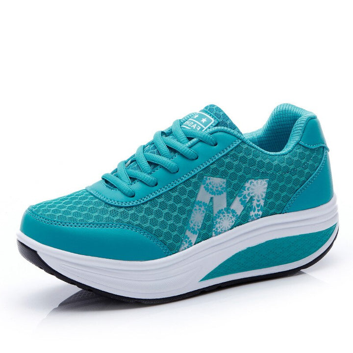 Türkiser Livia Damen-Plateau-Sneaker aus atmungsaktivem Mesh mit weißer Sohle und floralem M-Design an der Seite.