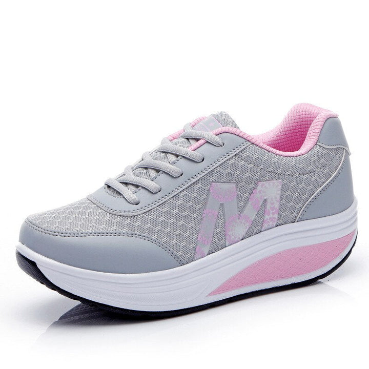 Grauer Damen-Plateau-Sneaker aus Mesh mit rosa Akzenten, Schnürung und floralem M-Logo an der Seite.