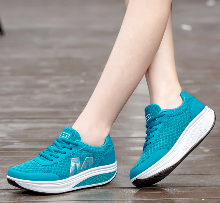 Türkisblaue Damen-Plateau-Sneaker aus atmungsaktivem Mesh mit weißer Sohle und floralem Seitendekor.