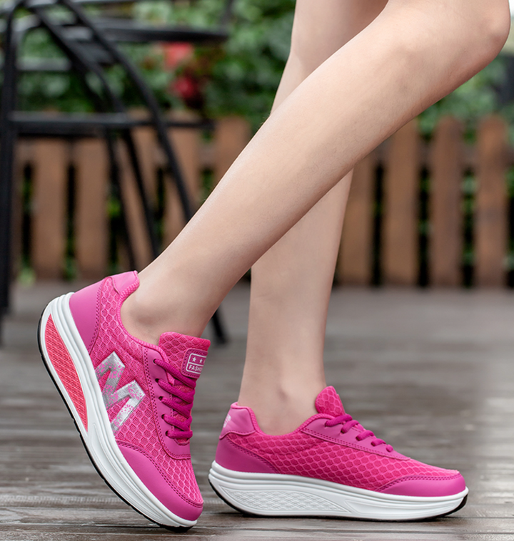 Pinker Damen-Plateausneaker aus atmungsaktivem Mesh mit weißer, gepolsterter Sohle und Schnürung.