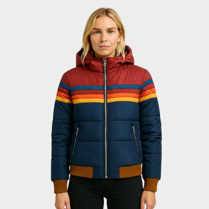 Dunkelblaue Livia Puffer-Jacke mit Kapuze, Retro-Streifen in Rot und Gelb sowie praktischen Reissverschlusstaschen.