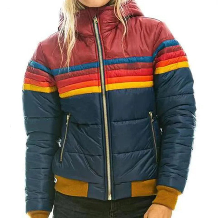 Livia Retro-Pufferjacke in Dunkelblau und Weinrot mit bunten Streifen, Kapuze und gerippten Bündchen für stilvolle Winterwärme.