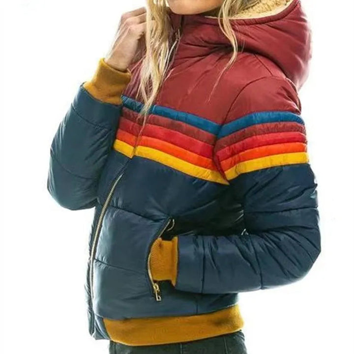 Dunkelblaue Livia Puffer Jacke mit Retro-Streifen, Kapuze, Reißverschlusstaschen und warmen Rippbündchen für den Winter.