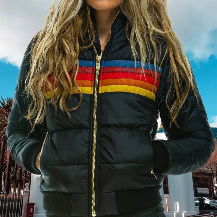 Schwarze Livia Puffer Jacke mit Retro-Streifen, goldfarbenem Reißverschluss und gemütlicher Steppoptik für Damen.