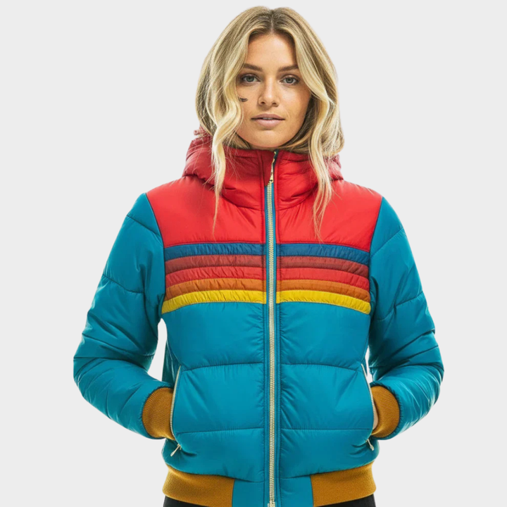 Livia Retro-Pufferjacke in Blau und Rot mit Kapuze, Reißverschlusstaschen und stylischen Vintage-Streifen.