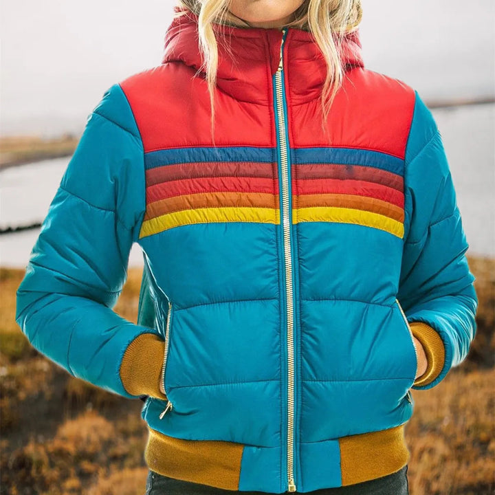 Livia Retro-Pufferjacke in Blau und Rot mit Kapuze, Reißverschlusstaschen und stylischen Vintage-Streifen für kalte Tage.