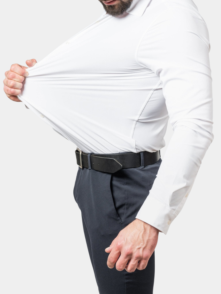 Weißes Slim Fit Stretch-Hemd für Herren mit langem Arm, das die hohe Elastizität des Stoffes demonstriert.