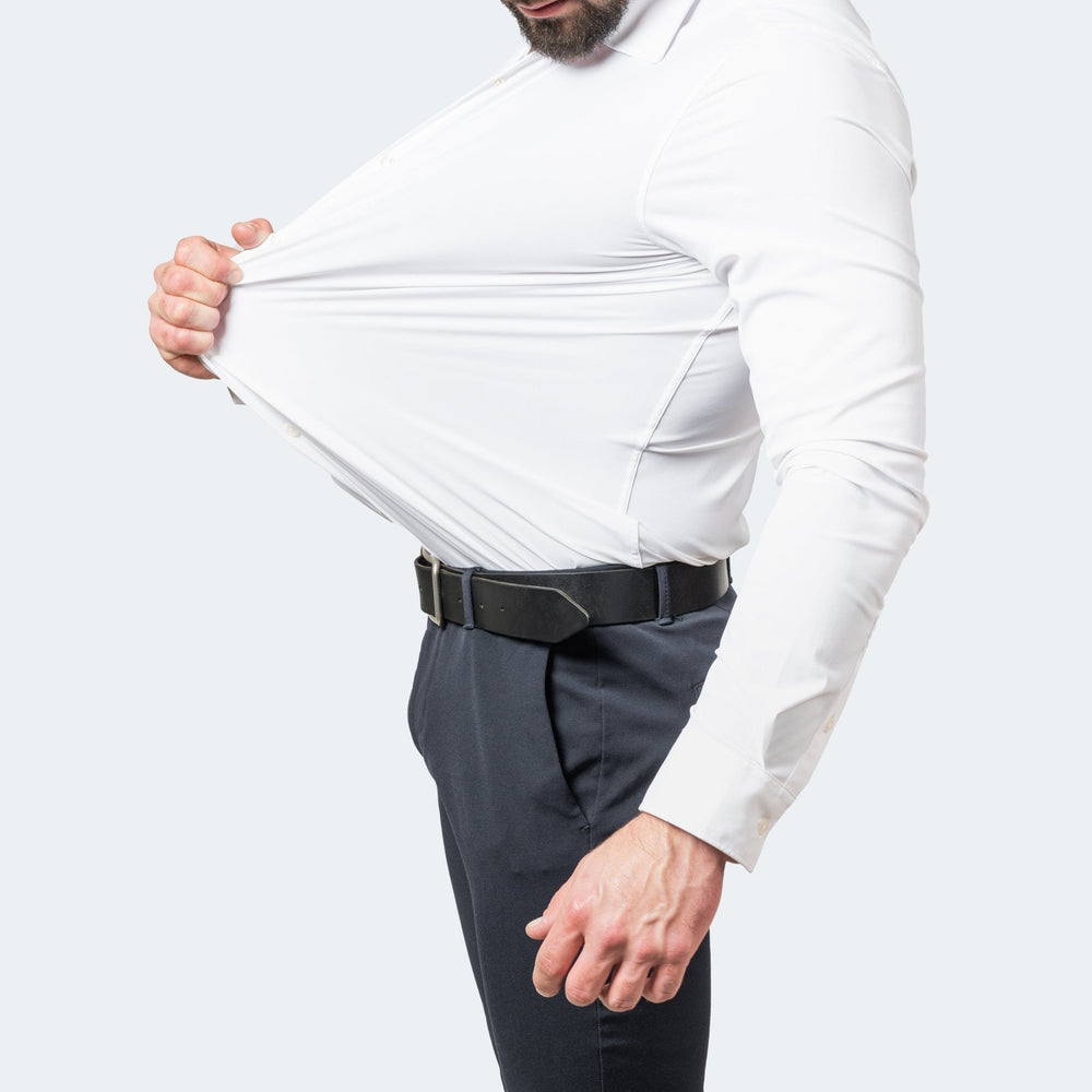 Weißes Slim Fit Stretch-Hemd für Herren mit dehnbarem Stoff und strukturiertem Kragen, getragen zur dunklen Stoffhose.