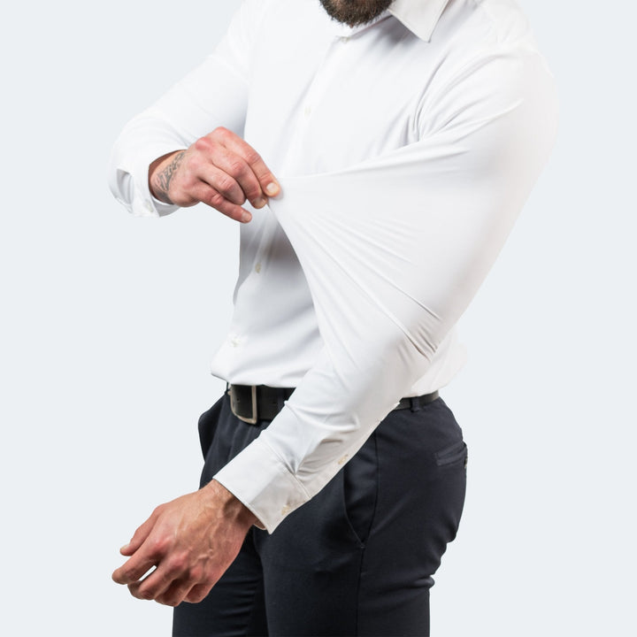 Weißes Slim Fit Stretch-Hemd für Herren mit dehnbarem Stoff und klassischem Kragen vor hellem Hintergrund.