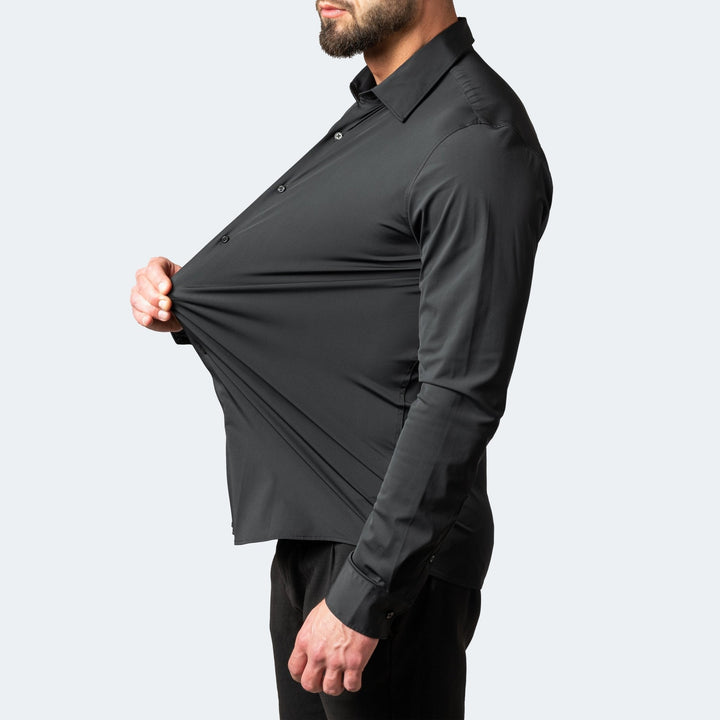 Schwarzes Lorenz Slim Fit Stretch-Hemd mit langem Arm, das die elastische Bewegungsfreiheit des Stoffes demonstriert.