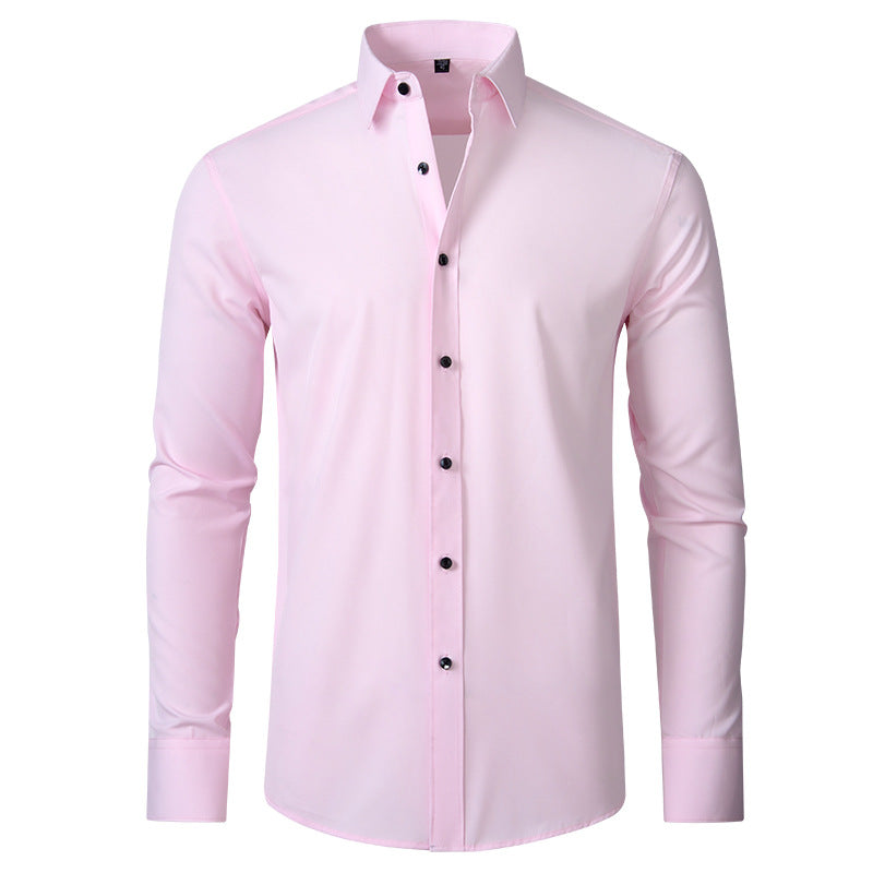 Hellrosa Slim Fit Stretch-Herrenhemd mit langen Ärmeln, strukturiertem Kragen und kontrastierenden dunklen Knöpfen.