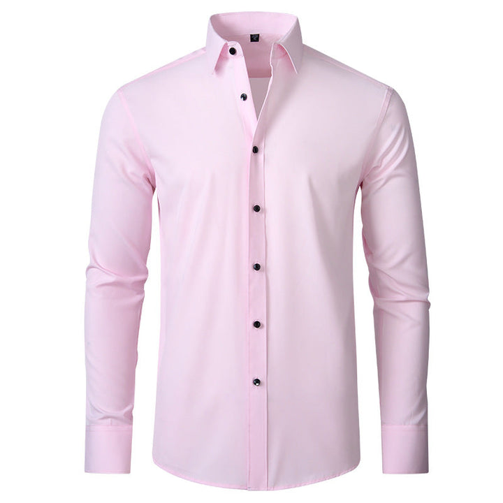 Hellrosa Slim Fit Stretch-Herrenhemd mit langen Ärmeln, strukturiertem Kragen und kontrastierenden dunklen Knöpfen.