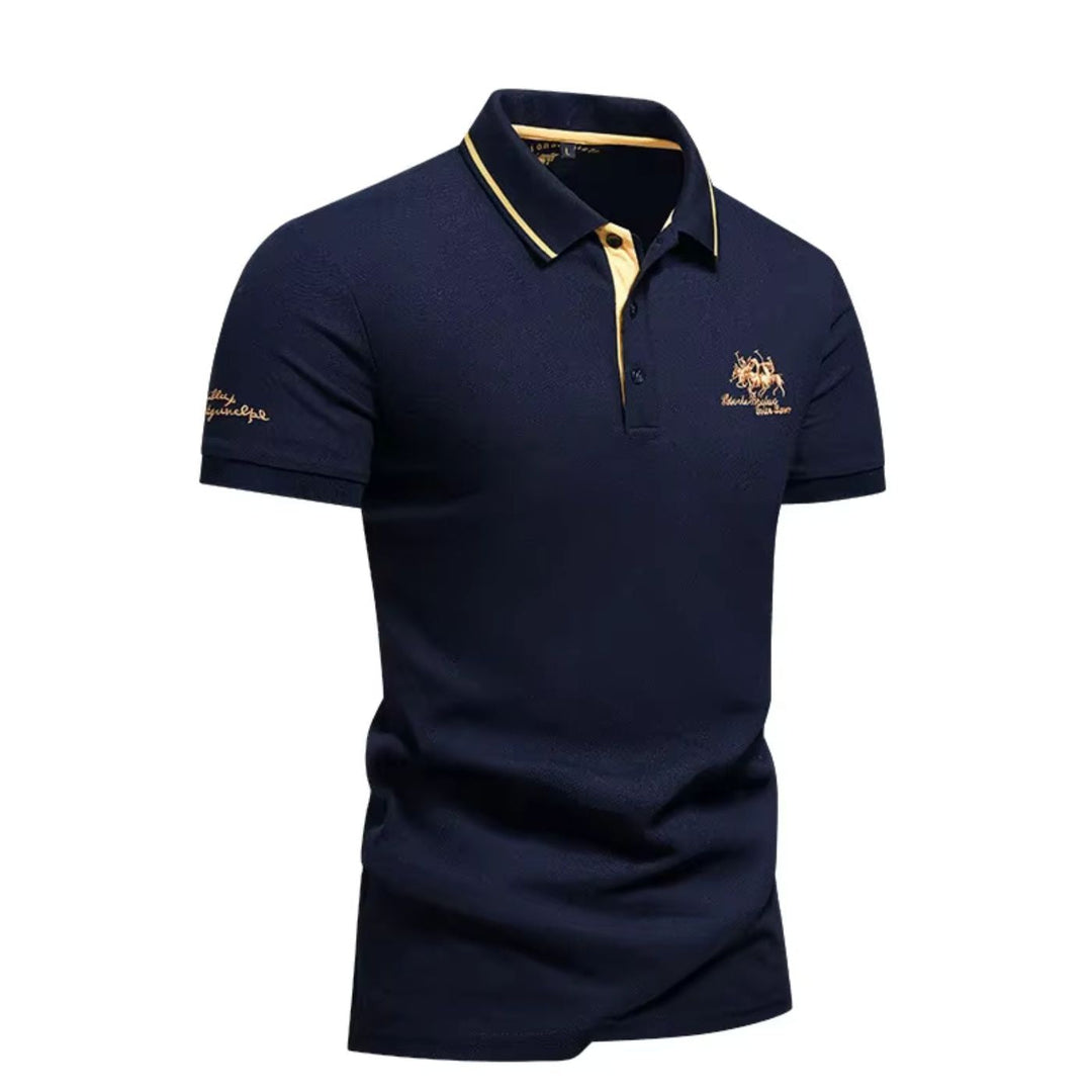 Dunkelblaues Herren-Poloshirt aus Baumwoll-Piqué mit gelben Akzenten am Kragen und goldener Stickerei auf der Brust.