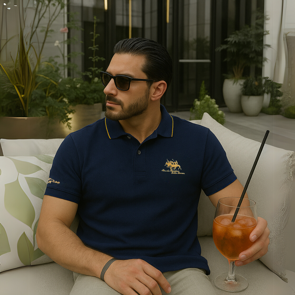 Dunkelblaues Luca Piqué-Poloshirt mit gelben Kragendetails, klassischem Polokragen und Logo-Stickerei auf der Brust.