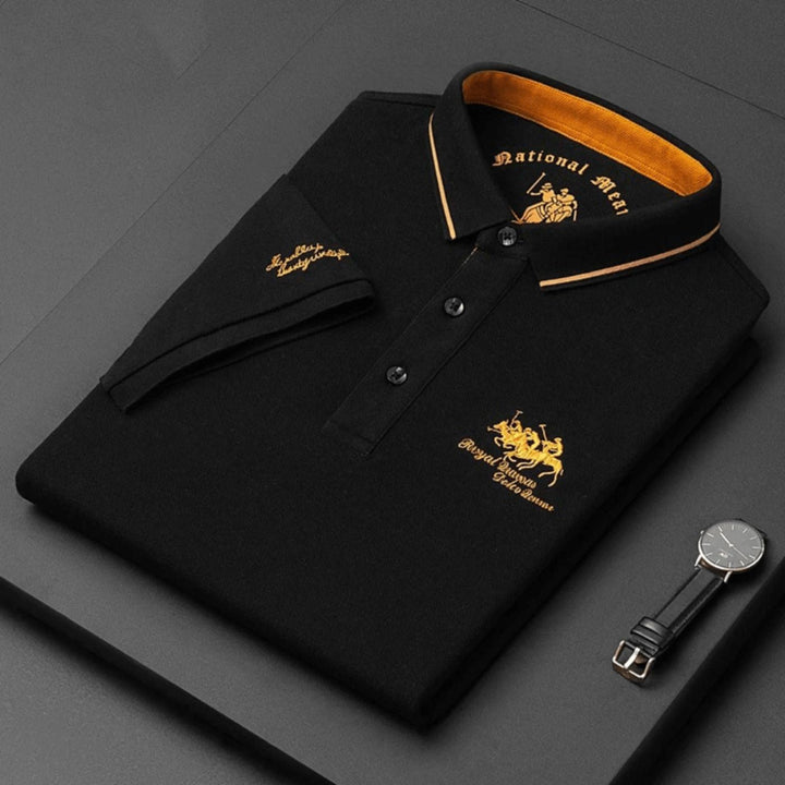 Schwarzes Piqué-Poloshirt aus Baumwolle mit goldenen Stickereien, klassischem Kragen und Knopfleiste.