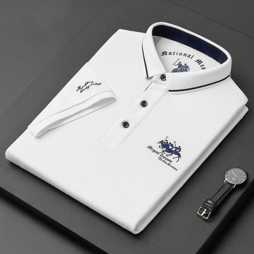 Weißes Herren-Poloshirt aus Baumwoll-Piqué mit klassischem Kragen, blauer Stickerei und Knopfleiste auf schwarzem Untergrund.