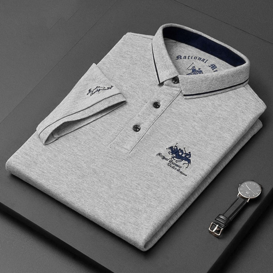 Graues Herren-Poloshirt aus Baumwoll-Piqué mit klassischem Kragen, Knopfleiste und dunkelblauer Logostickerei.