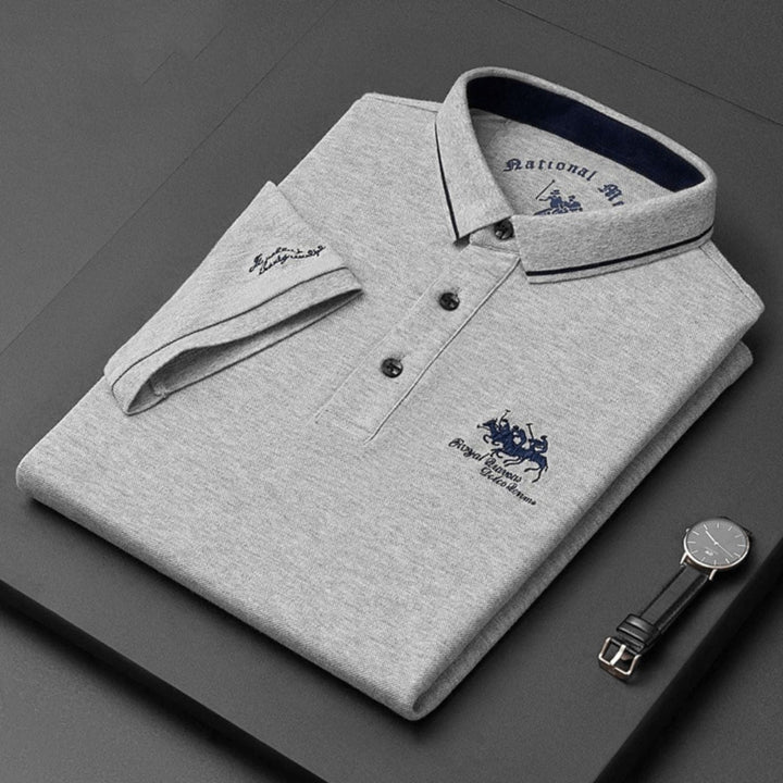 Graues Herren-Poloshirt aus Baumwoll-Piqué mit klassischem Kragen, Knopfleiste und dunkelblauer Logostickerei.