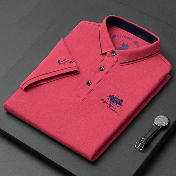 Rotes Herren-Poloshirt aus Baumwoll-Piqué mit klassischem Kragen, Knopfleiste und dunkelblauer Logostickerei.