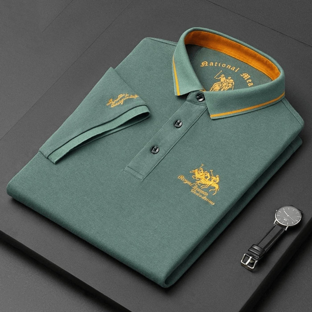 Salbeigrünes Herren-Poloshirt aus Baumwoll-Piqué mit gelben Stickereien, klassischem Kragen und Knopfleiste.
