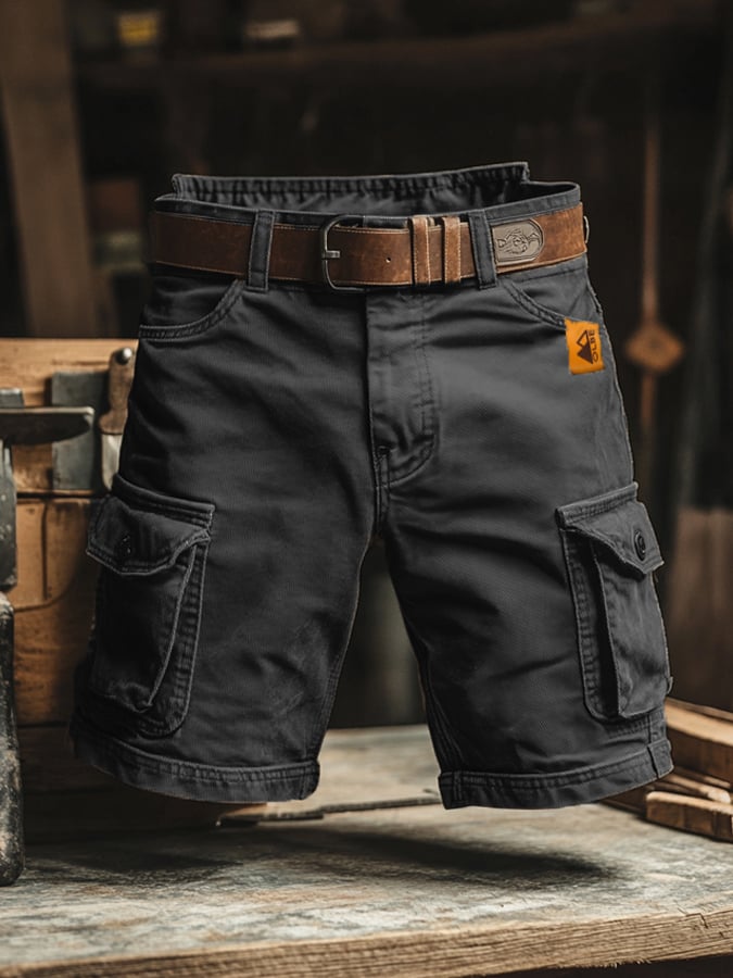 Dunkelgraue Lukas Cargo-Shorts aus robustem Material mit seitlichen Beintaschen und braunem Ledergürtel.
