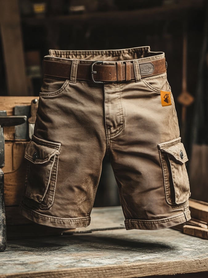 Braune Lukas Cargo-Shorts aus robustem Stoff mit seitlichen Cargotaschen und einem braunen Ledergürtel.