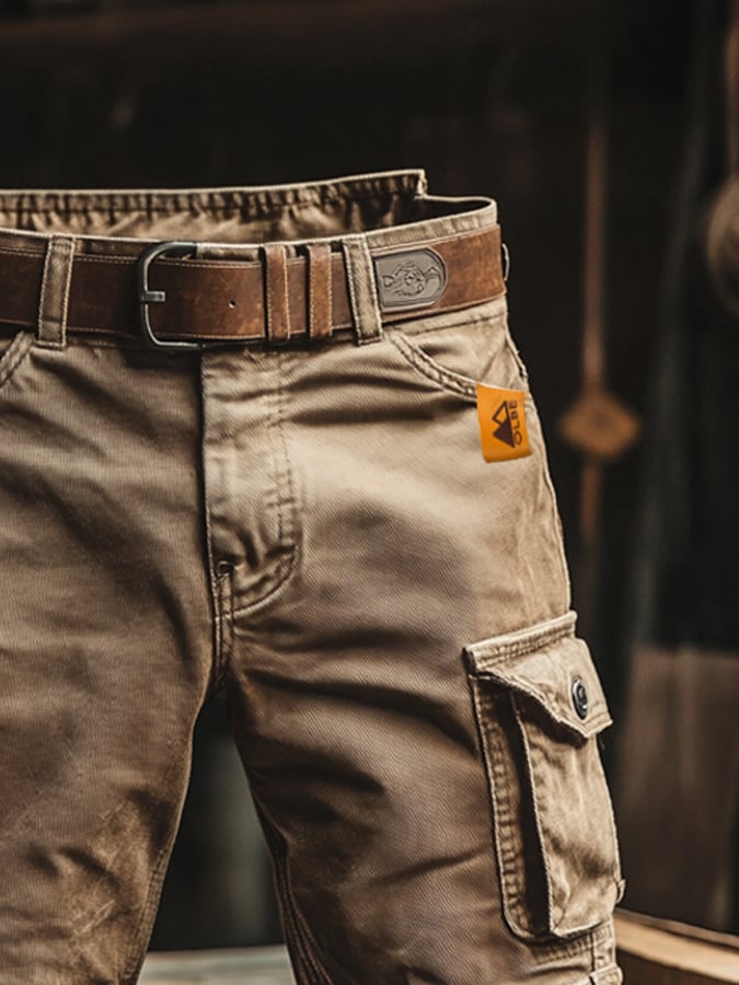 Beigefarbene Lukas Cargo-Shorts aus robustem Material mit seitlichen Beintaschen und braunem Ledergürtel.