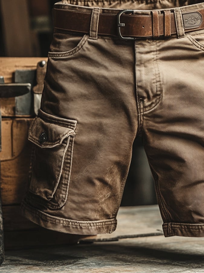 Braune Lukas Cargo-Shorts aus robustem Material mit Seitentaschen und einem braunen Ledergürtel im Outdoor-Stil.