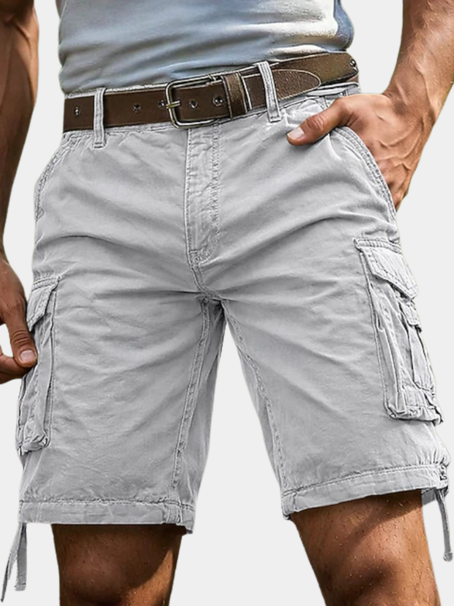 Hellgraue Herren-Cargoshorts mit Seitentaschen, Gürtelschlaufen und lockerem Schnitt aus leichtem Baumwollstoff.