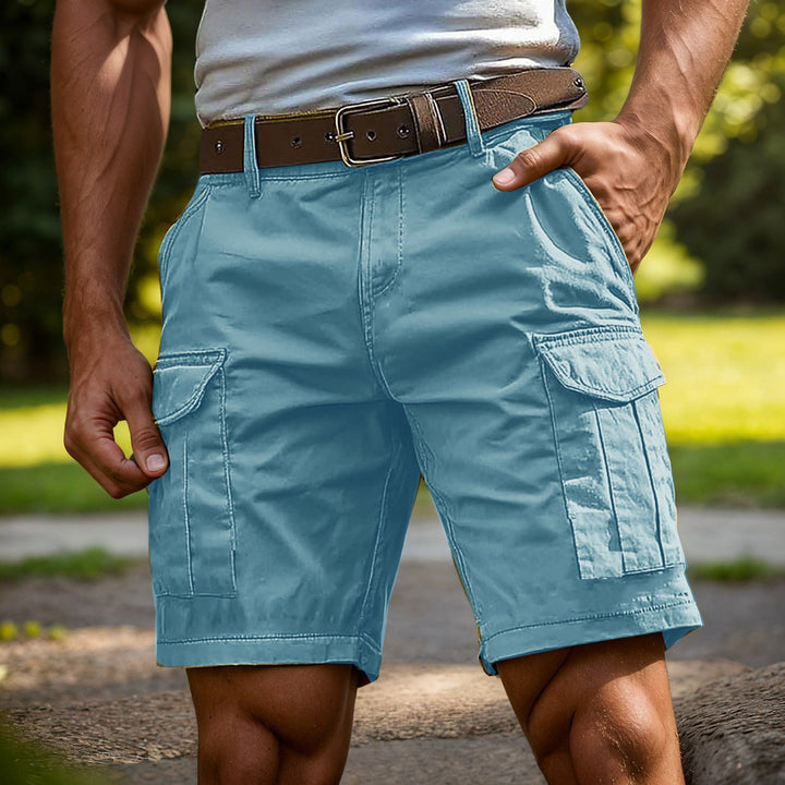 Hellblaue Lukas Cargo-Shorts für Herren mit Seitentaschen, lockerem Schnitt und braunem Ledergürtel.