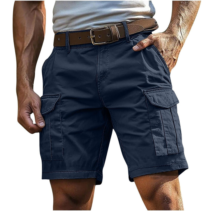 Dunkelblaue Herren-Cargoshorts mit Seitentaschen, Gürtelschlaufen und lockerem Schnitt für einen lässigen Outdoor-Look.