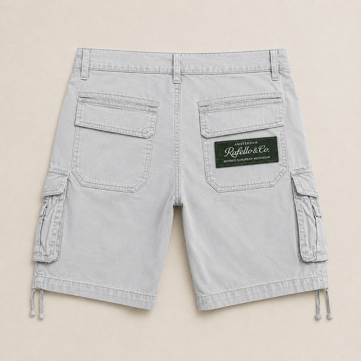 Hellgraue Lukas Cargo-Shorts für Herren mit Seitentaschen, Gesäßtaschen und Rafello & Co. Logo-Patch auf beigem Hintergrund.