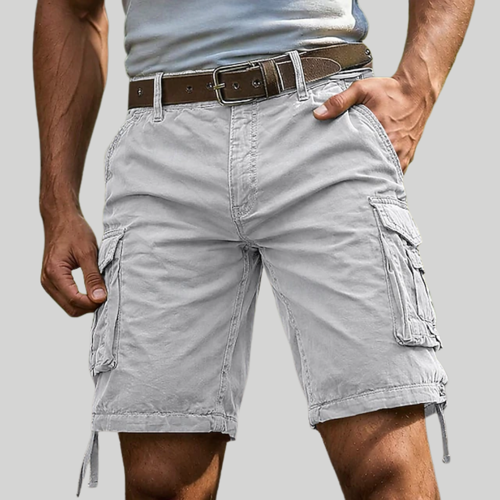 Hellgraue Lukas Cargo-Shorts für Herren mit Seitentaschen, Gürtelschlaufen und lockerem Schnitt aus leichtem Baumwollstoff.