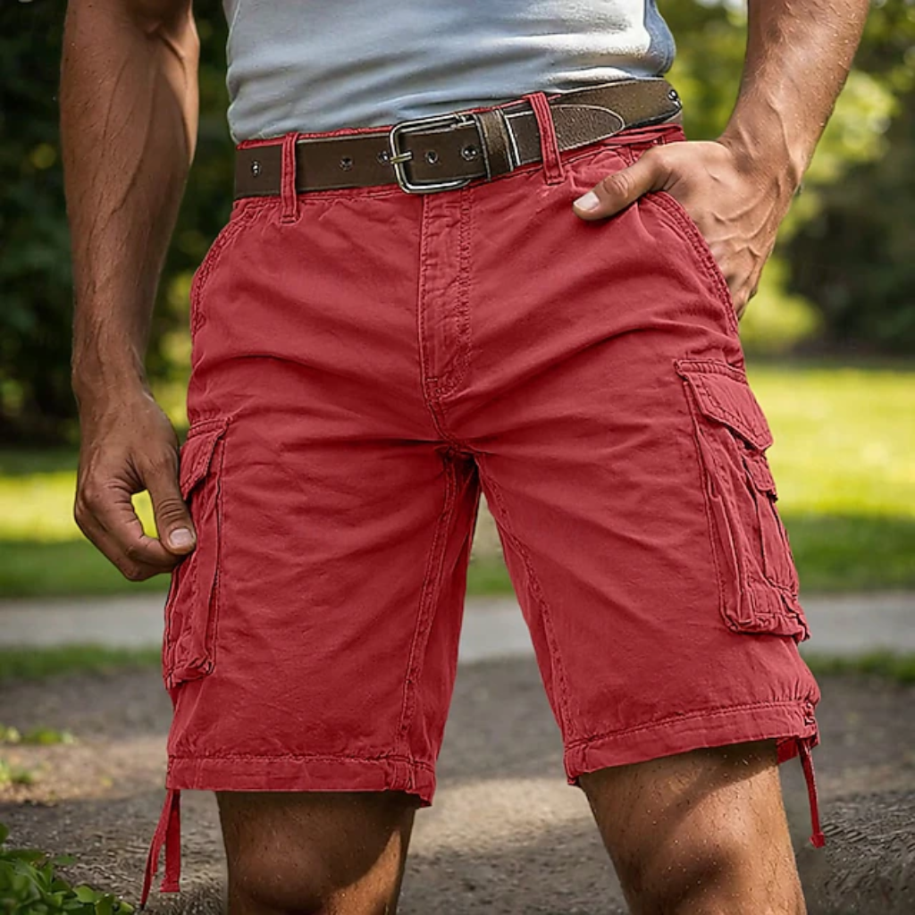 Rote Lukas Cargo Shorts für Herren mit markanten Seitentaschen und braunem Ledergürtel im lockeren Schnitt.