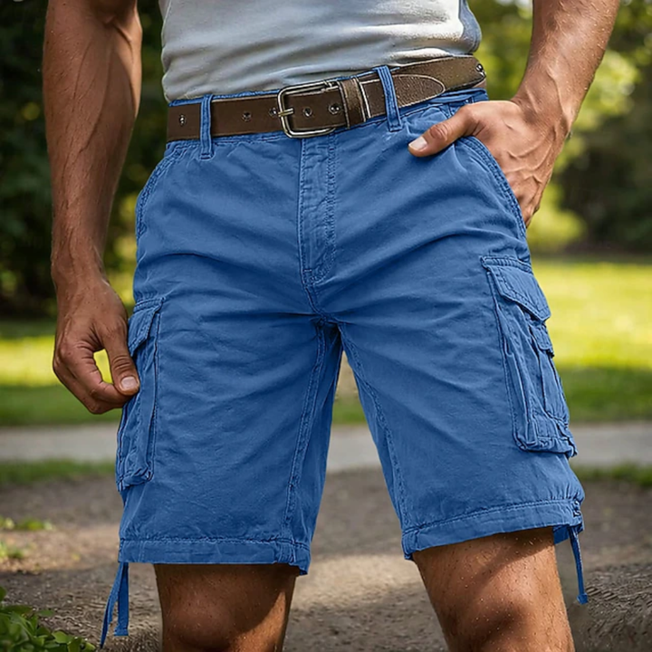 Blaue Lukas Herren-Cargoshorts mit Seitentaschen, lockerem Schnitt und braunem Ledergürtel für einen lässigen Outdoor-Look.