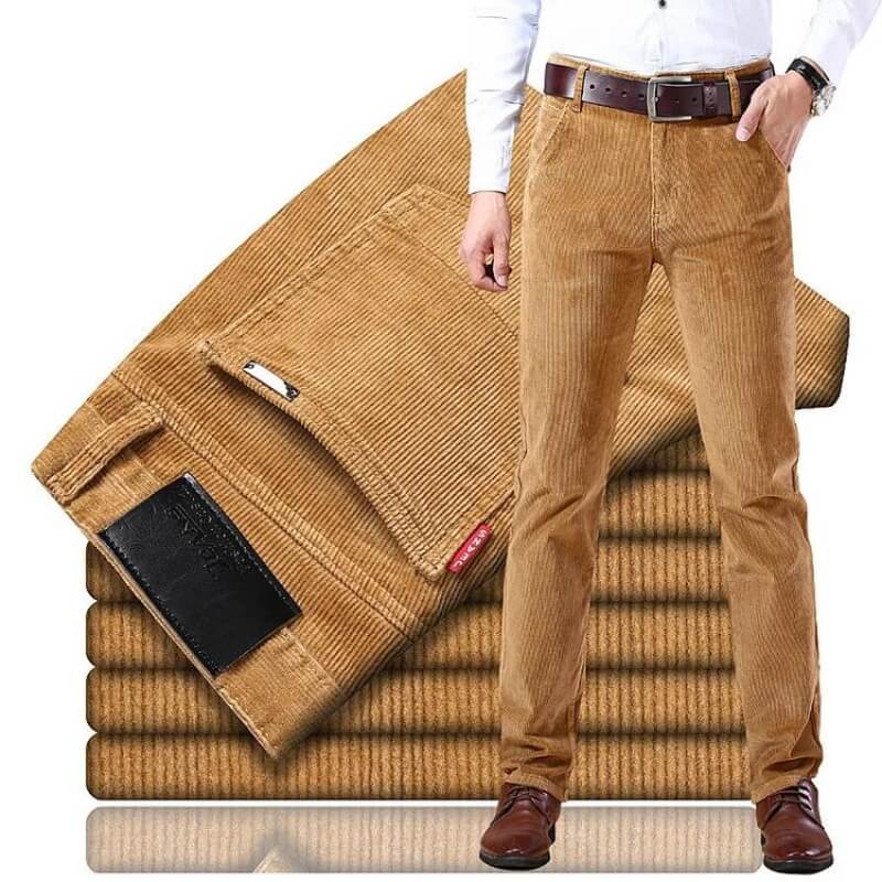 Lukas Herren Cordhose in klassischem Beige mit geradem Schnitt, weicher Textur und praktischen Taschen für jeden Anlass.