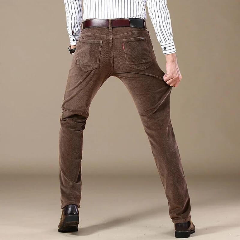 Braune Herren-Cordhose im geraden Schnitt mit praktischen Gesäßtaschen und angenehmem Stretch-Material für hohen Tragekomfort.